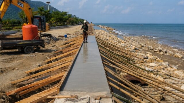 Pembangunan Pengaman Pantai Lasusua Disambut Positif Warga, Progres Sudah 30 Persen